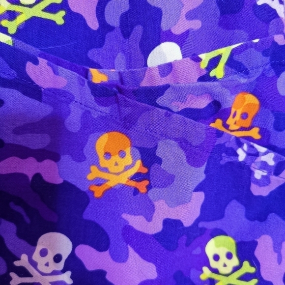 Scrubs purple bones Shakin top - Picture 7 of 8